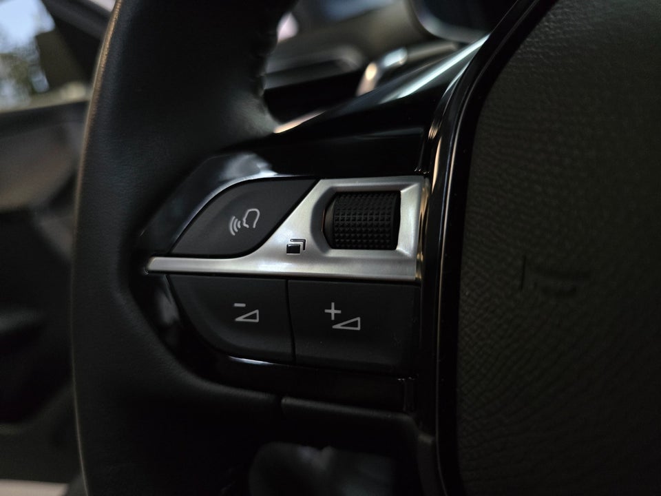 Peugeot 208 1,2 PureTech 100 Allure EAT8 5d