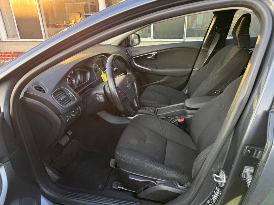 Volvo V40 1,6 D2 115 Momentum aut. 5d