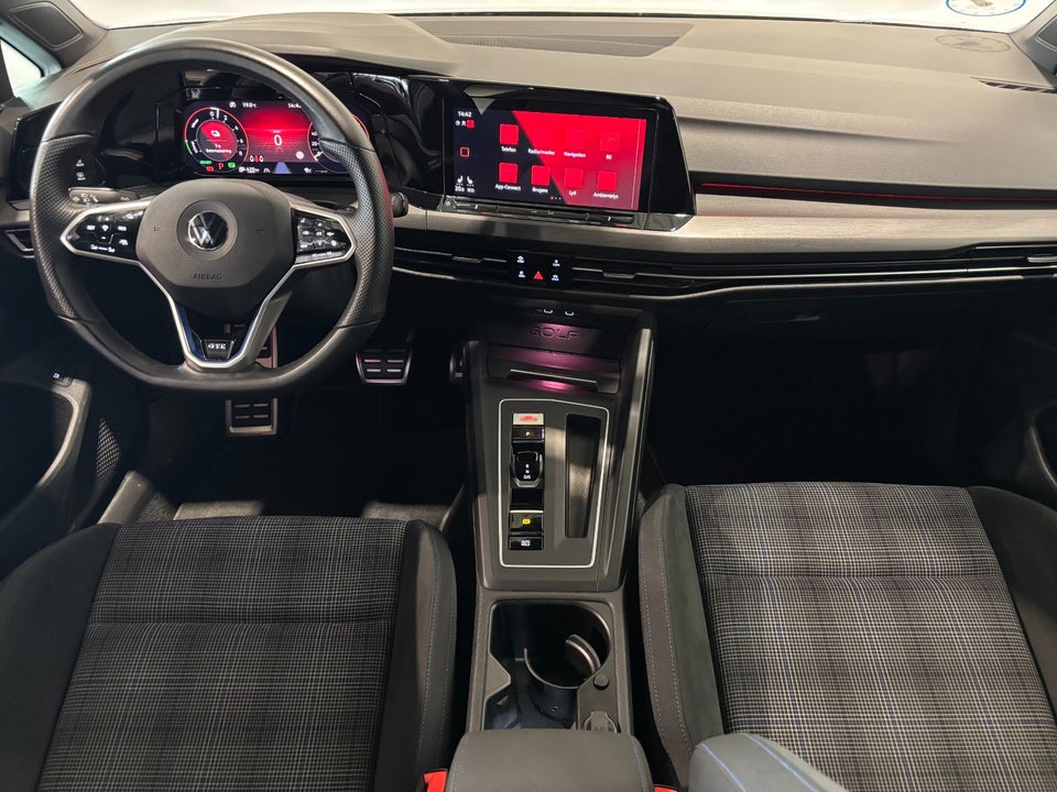 VW Golf VIII 1,4 GTE DSG 5d