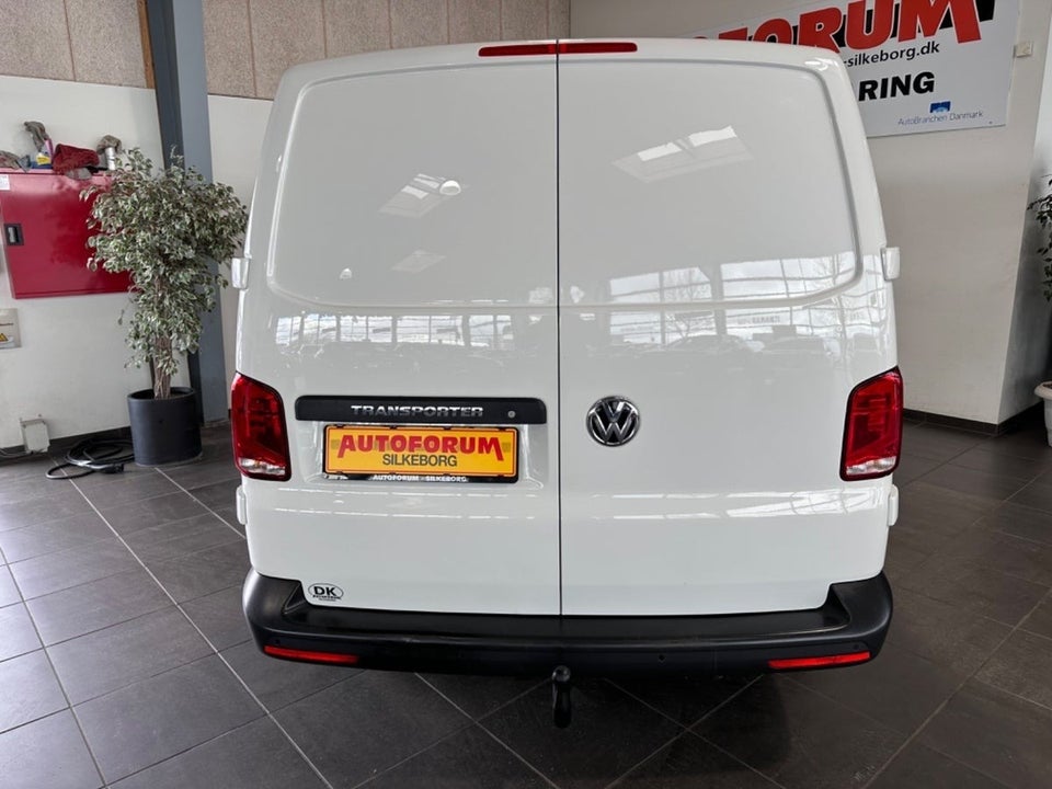 VW Transporter 2,0 TDi 110 Kassevogn lang