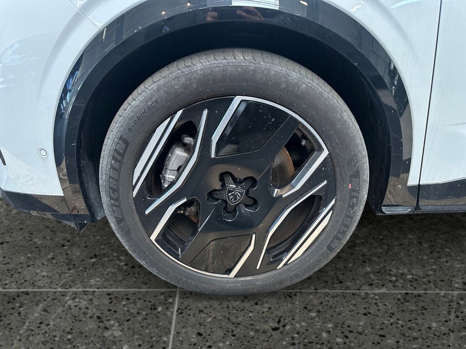 Peugeot e-3008 77 GT Pack 5d
