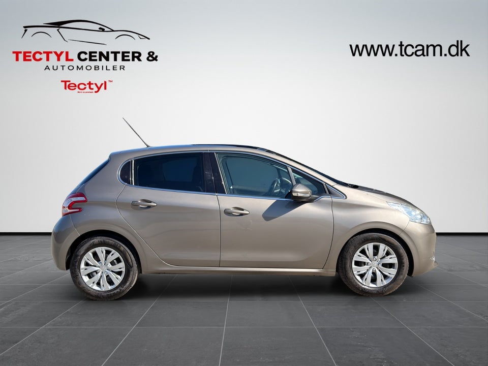 Peugeot 208 1,2 VTi Allure Sky 5d