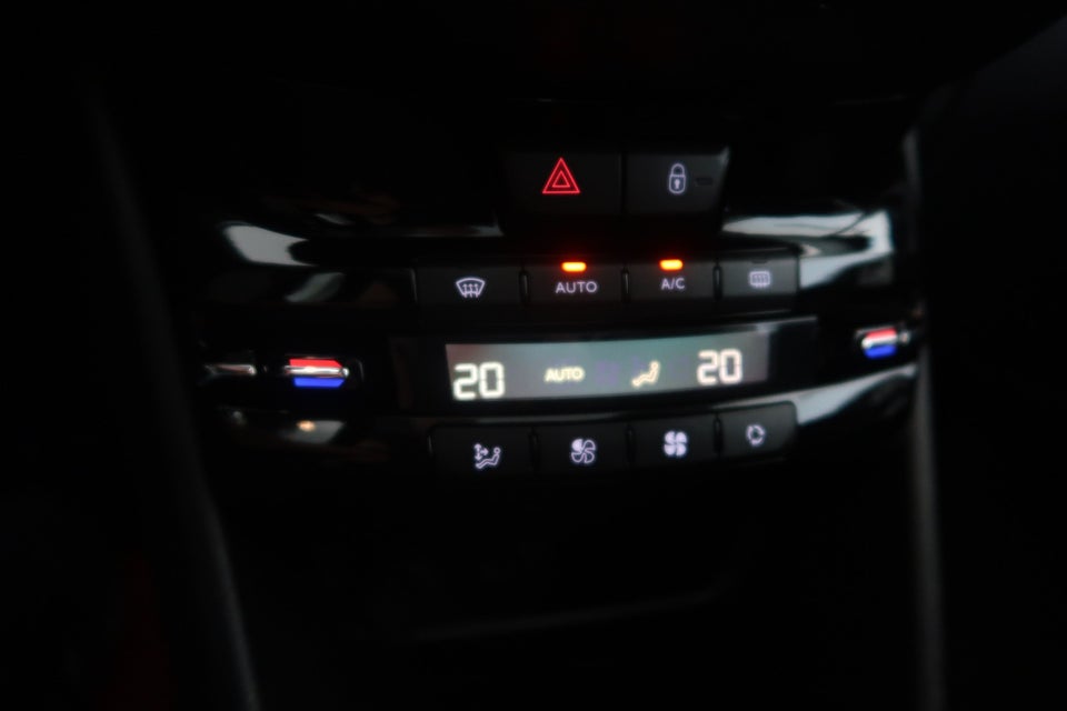 Peugeot 2008 1,6 BlueHDi 100 Selection Sky 5d