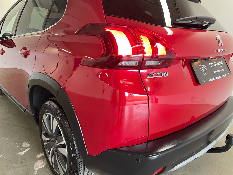 Peugeot 2008 1,2 e-THP 110 Selection Sky 5d