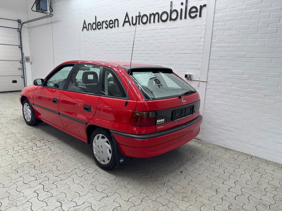 Opel Astra 1,6 Champion 5d
