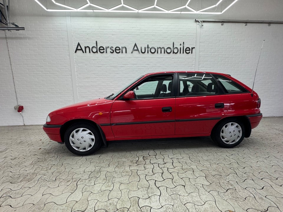 Opel Astra 1,6 Champion 5d