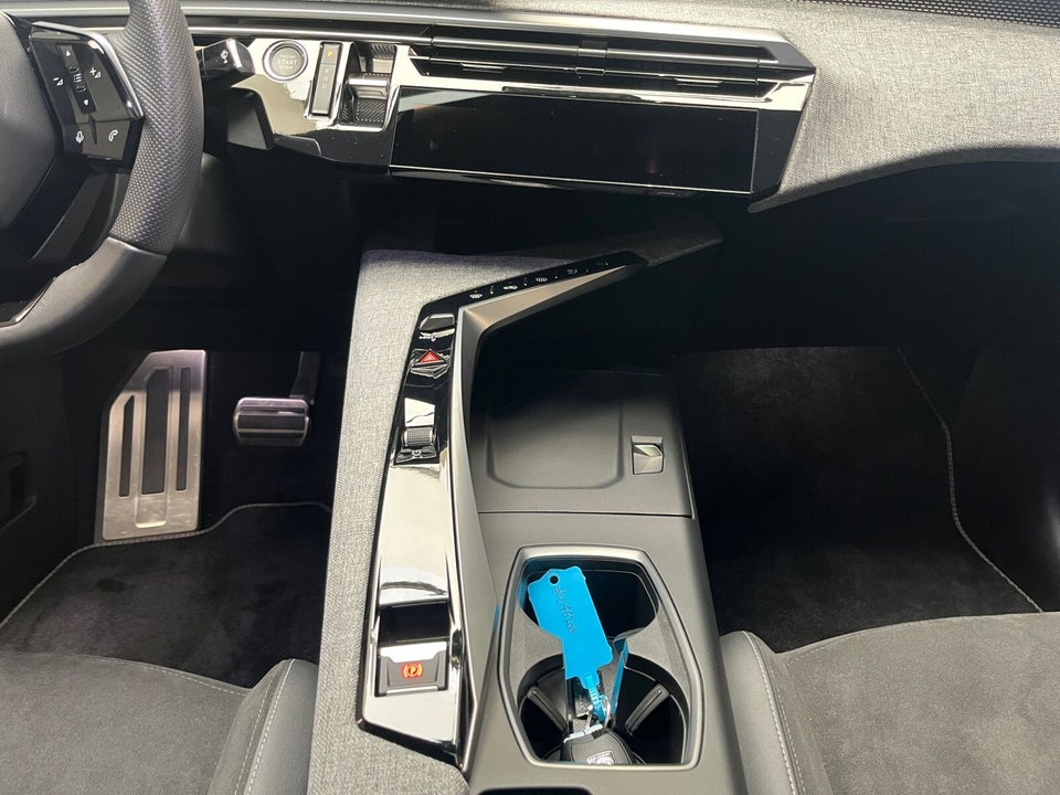 Peugeot e-3008 77 GT Pack 5d