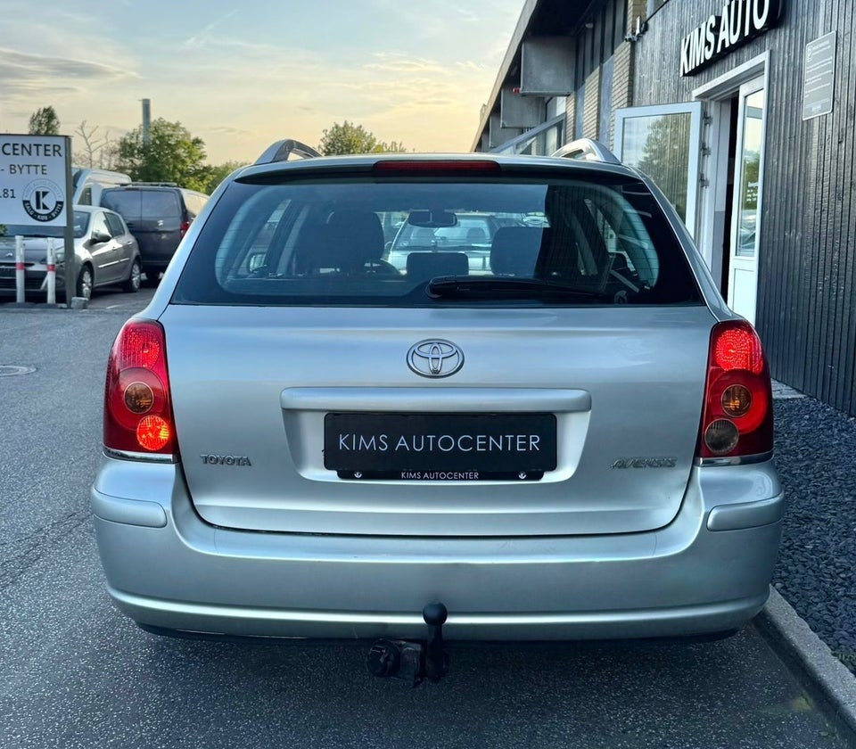 Toyota Avensis 1,8 VVT-i Terra stc. 5d