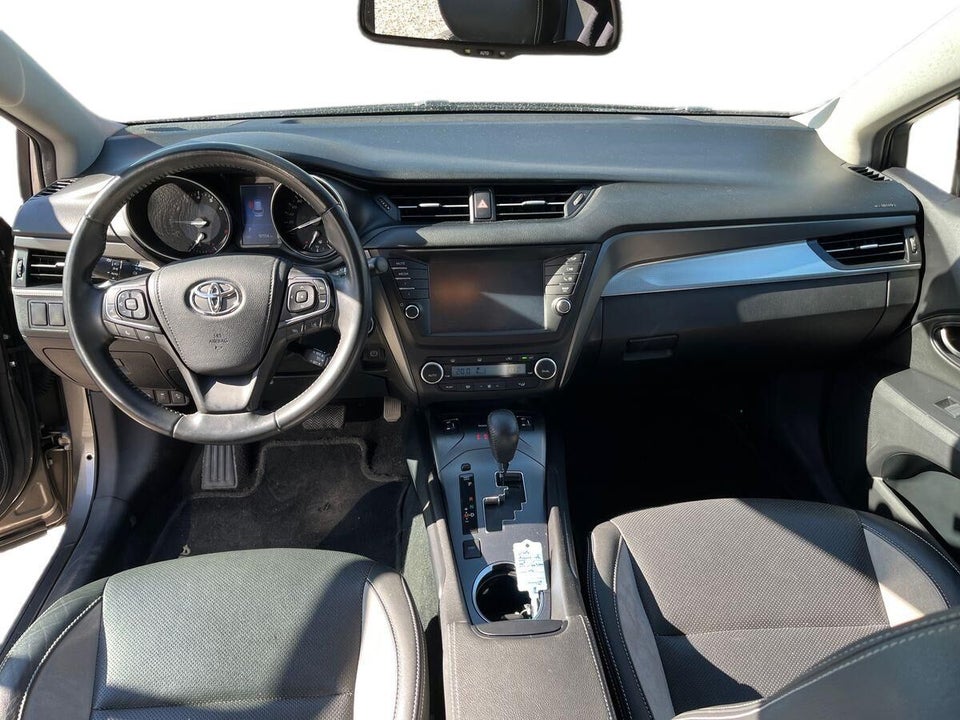 Toyota Avensis 1,8 VVT-i T2 Selected Touring Sports MDS 5d