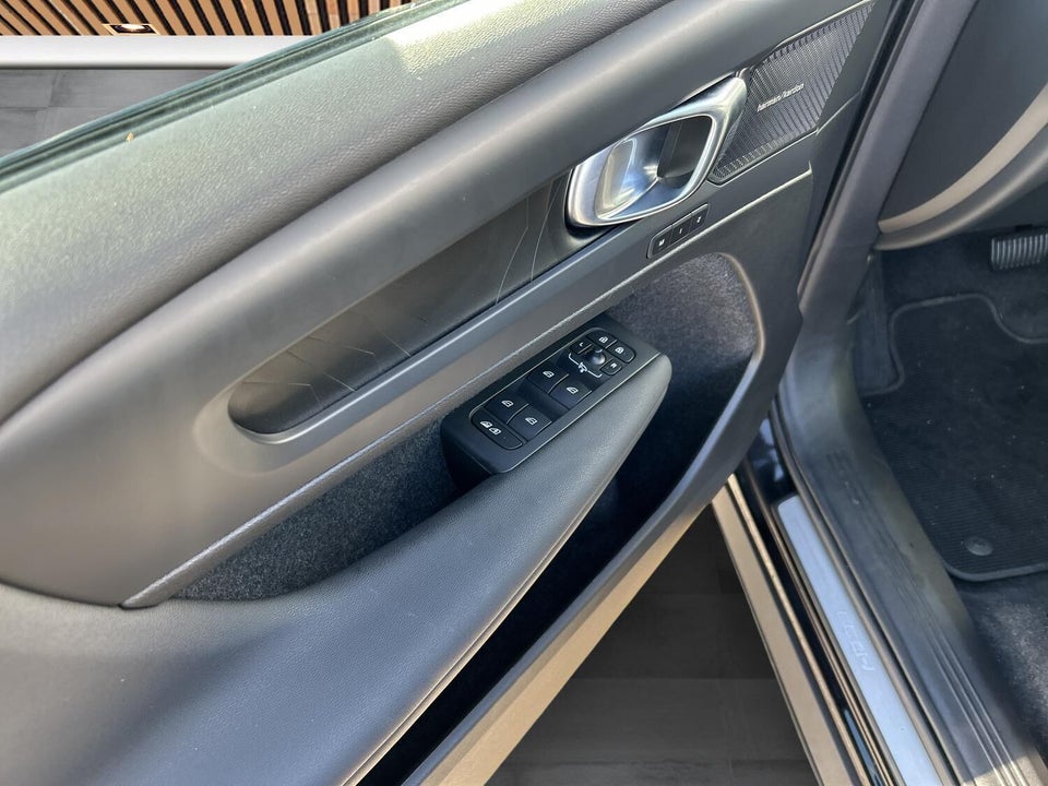 Volvo EC40 Extended Range Black Edition 5d