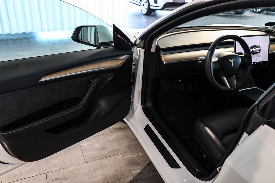 Tesla Model 3 Long Range AWD 4d