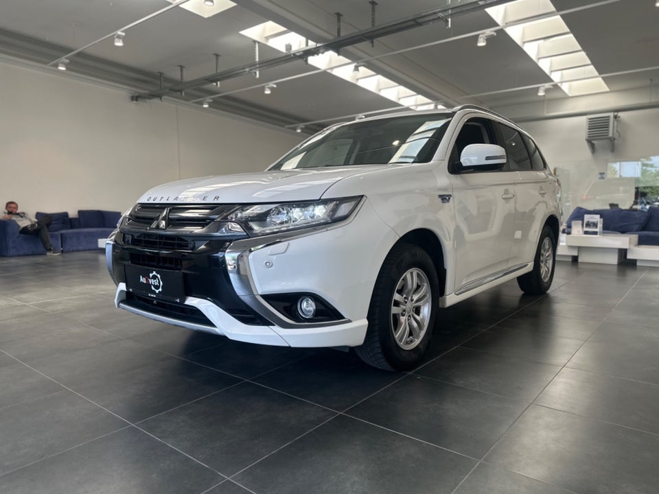 Mitsubishi Outlander 2,4 PHEV Invite CVT 4WD 5d