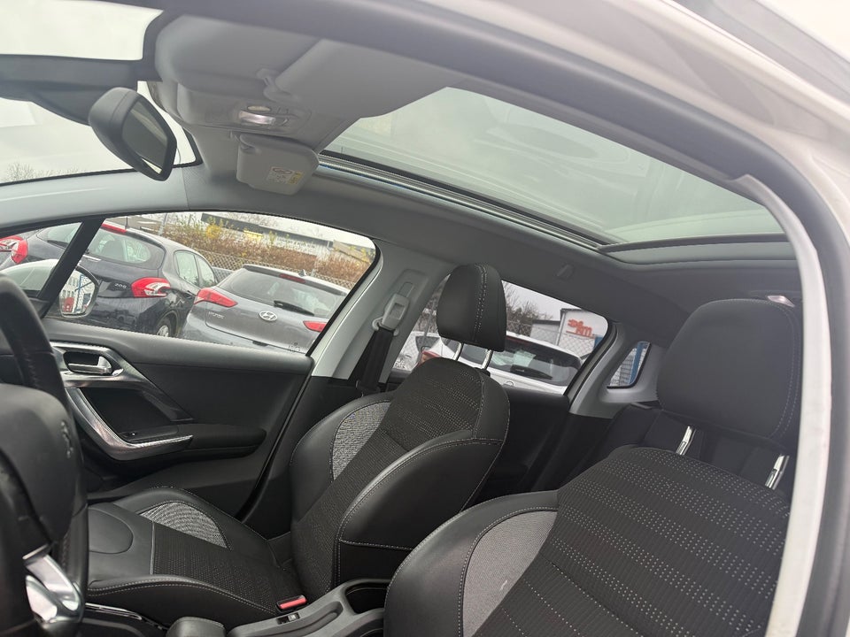 Peugeot 2008 1,2 e-THP 110 Allure EAT6 5d