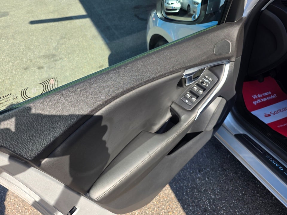 Volvo V40 2,0 T3 152 Momentum 5d
