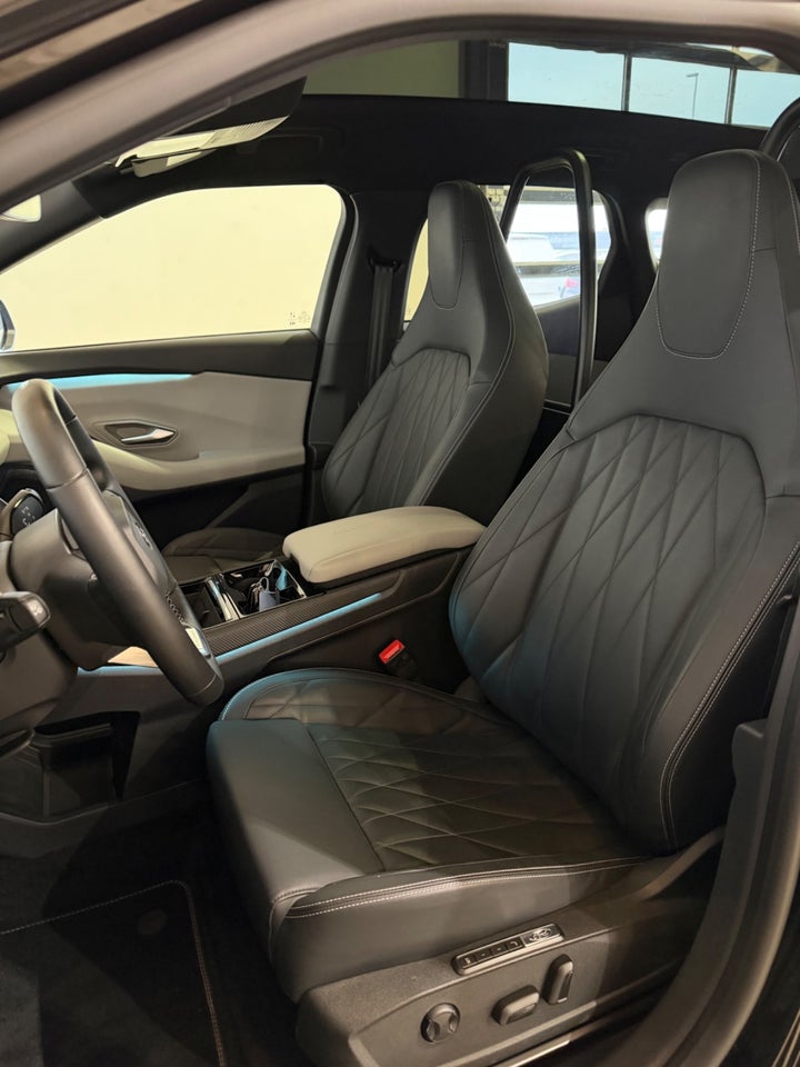 Ford Explorer 79 Premium Extended Range AWD Van 5d