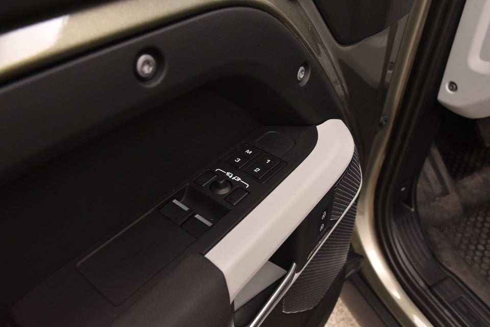 Land Rover Defender 110 3,0 D250 Hard Top SE aut. Van 5d