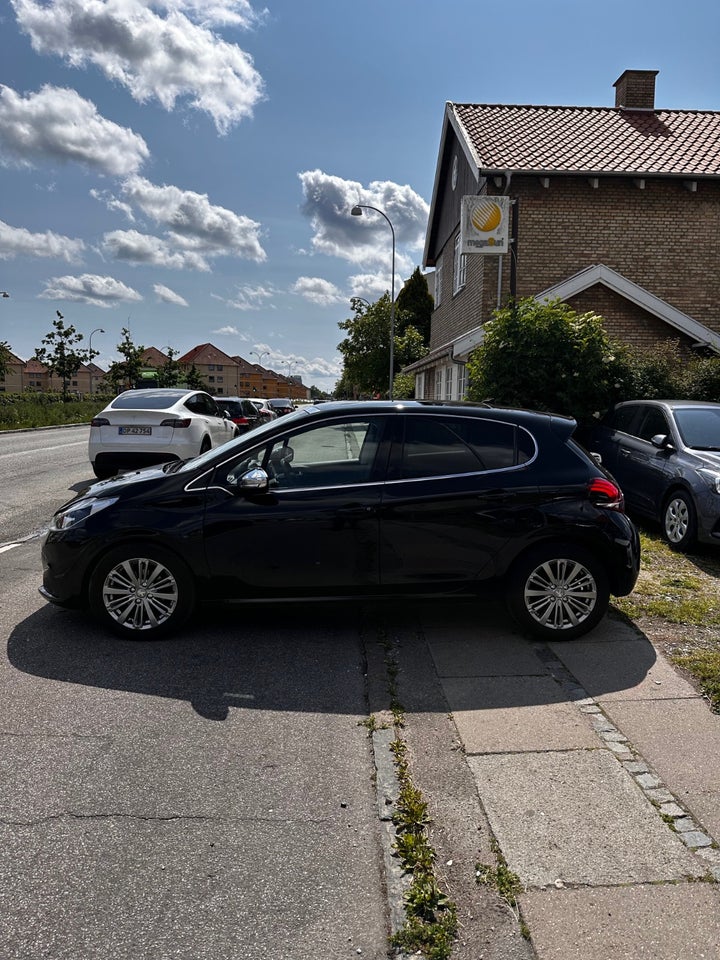 Peugeot 208 1,6 BlueHDi 100 Allure Sky 5d