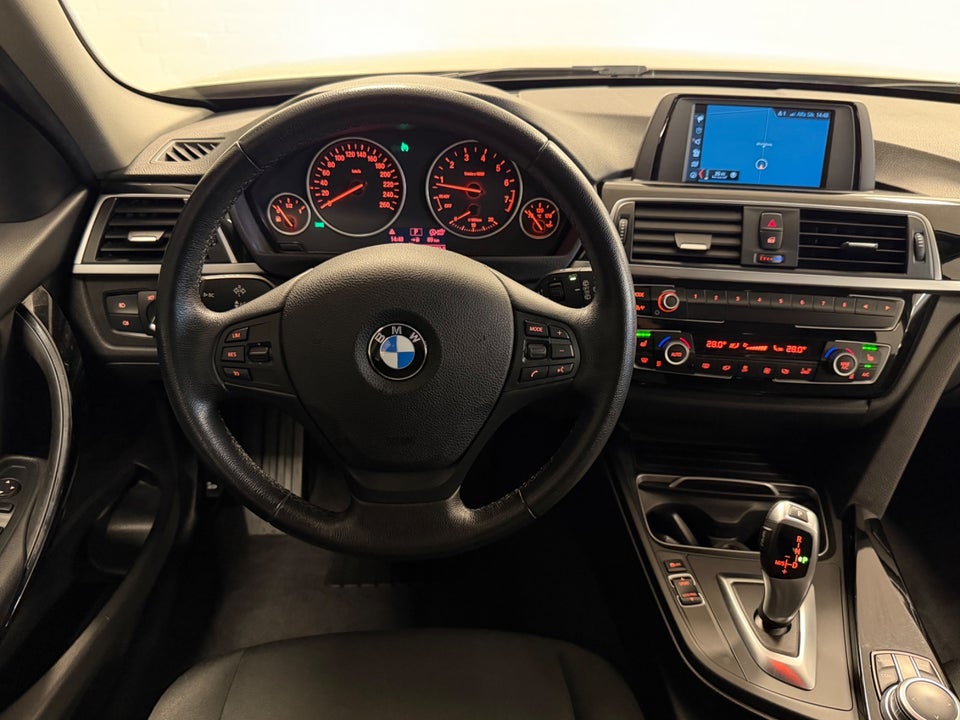 BMW 320i 2,0 Touring Advantage aut. 5d