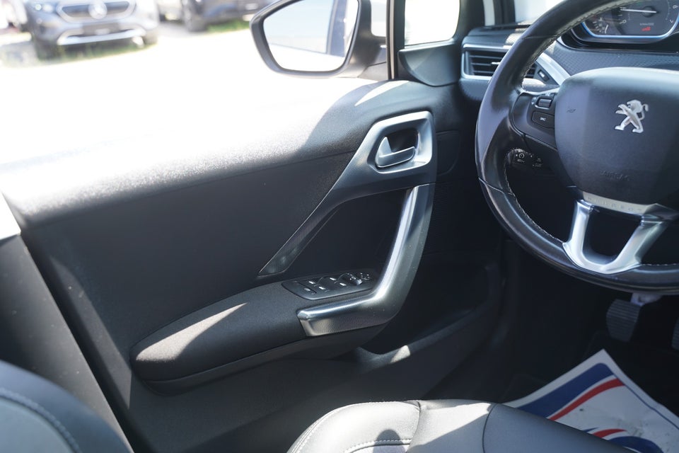 Peugeot 2008 1,2 e-THP 110 Selection Sky 5d