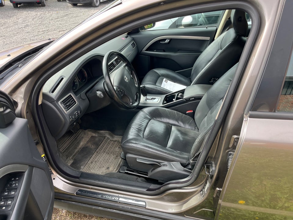 Volvo V70 2,5 T Summum aut. 5d