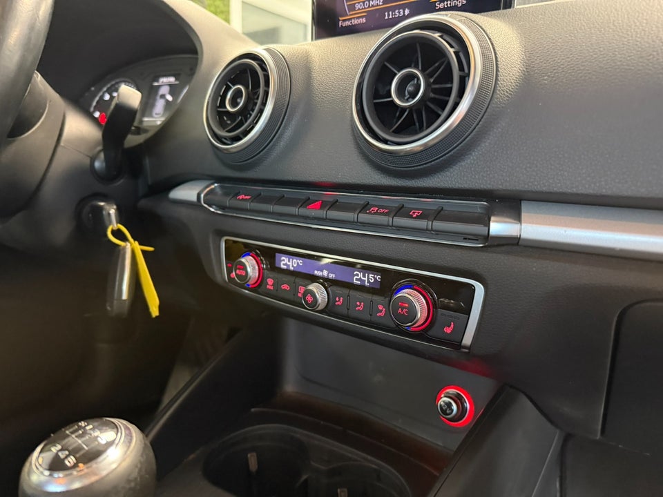 Audi A3 1,6 TDi 110 Ultra Attraction 4d