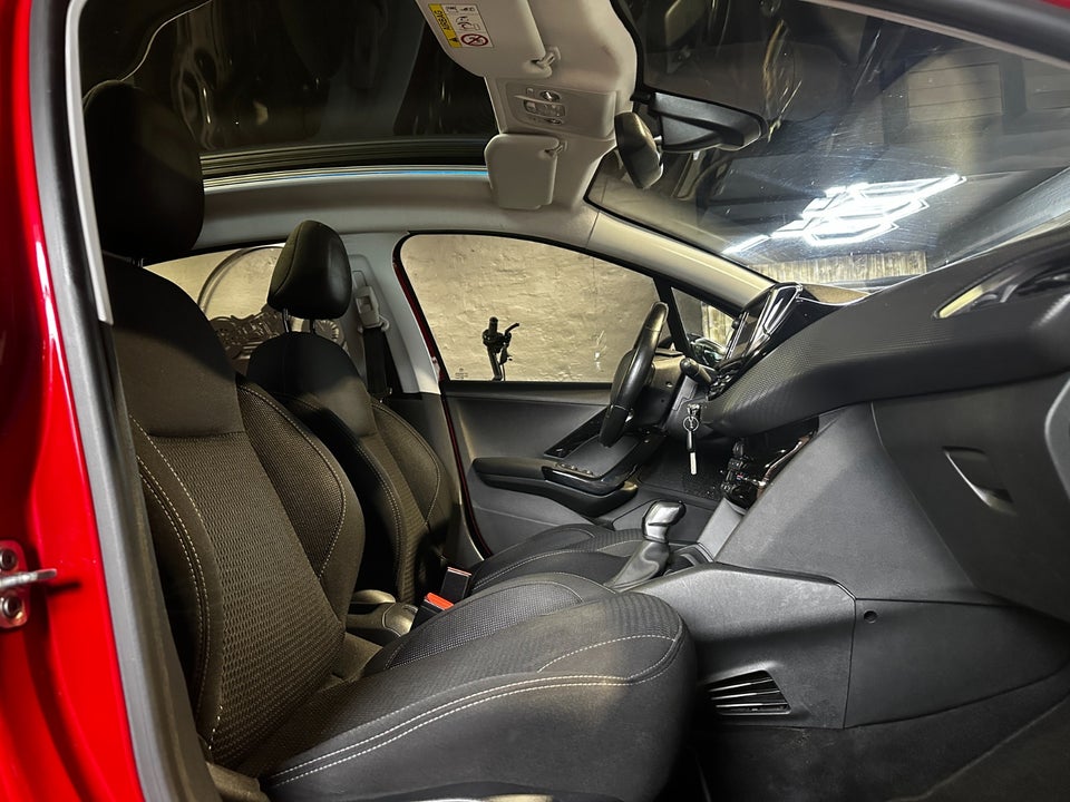 Peugeot 208 1,2 PureTech 82 Allure Sky 5d