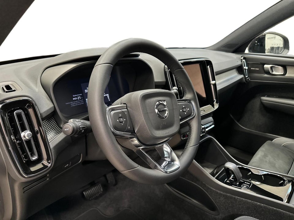 Volvo EX40 Extended Range Black Edition Excess 5d