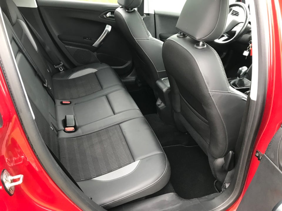 Peugeot 2008 1,5 BlueHDi 100 Prestige Sky 5d