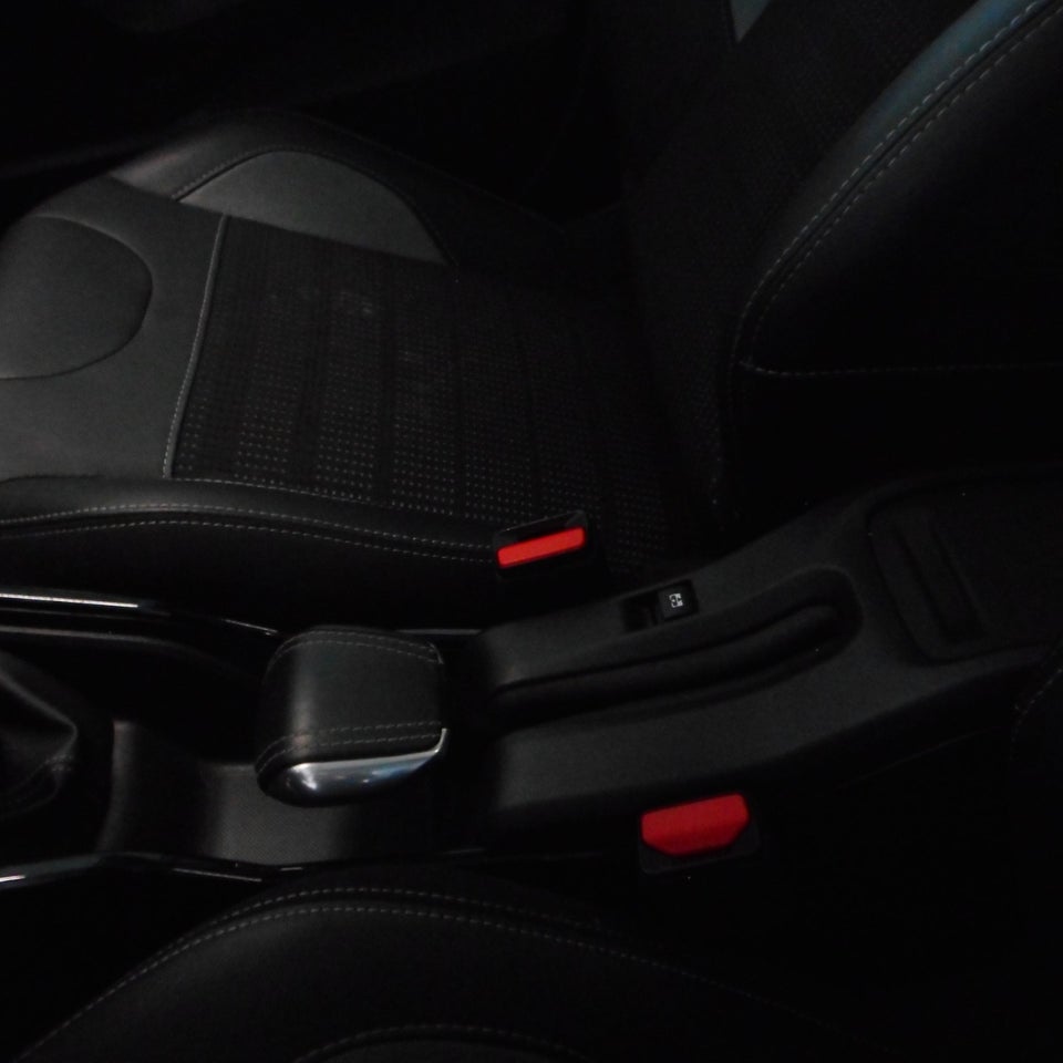 Peugeot 2008 1,5 BlueHDi 100 Allure Sky 5d