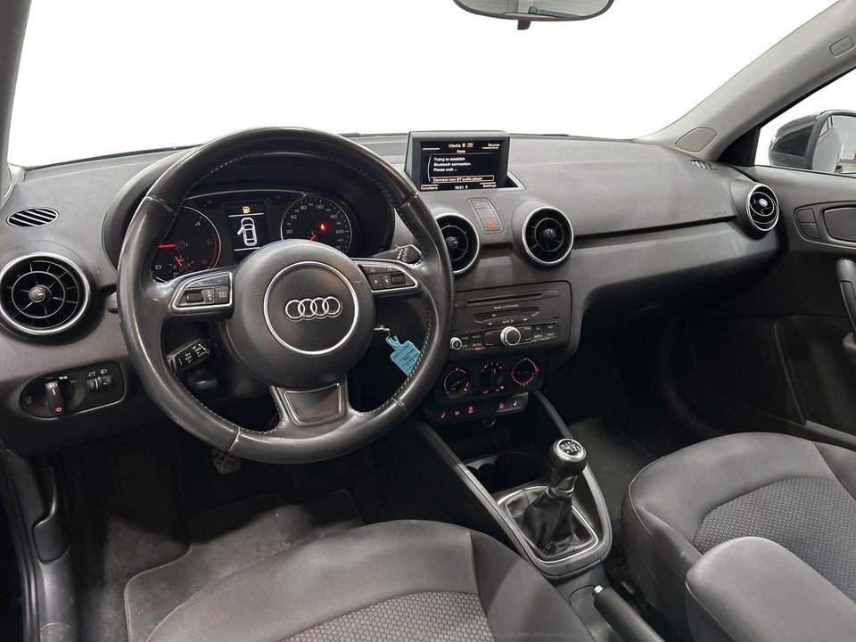 Audi A1 1,6 TDi 90 Attraction 3d