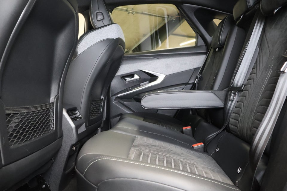 Peugeot e-3008 77 GT 5d