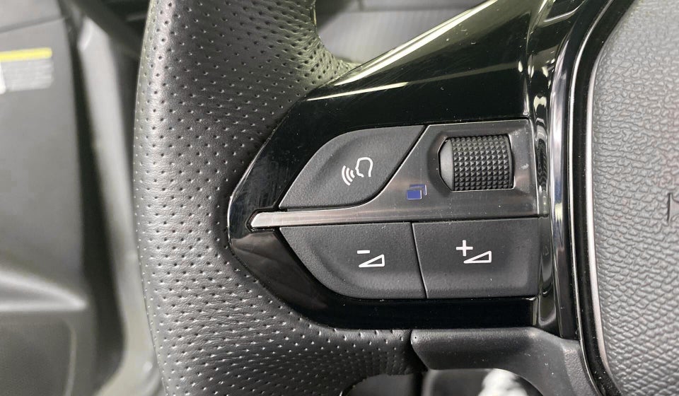 Peugeot e-208 50 GT 5d