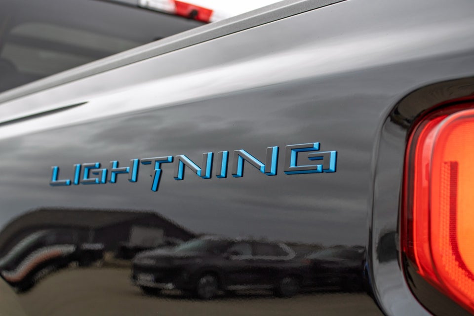 Ford F-150 131 Lightning Lariat Extended Range 4d