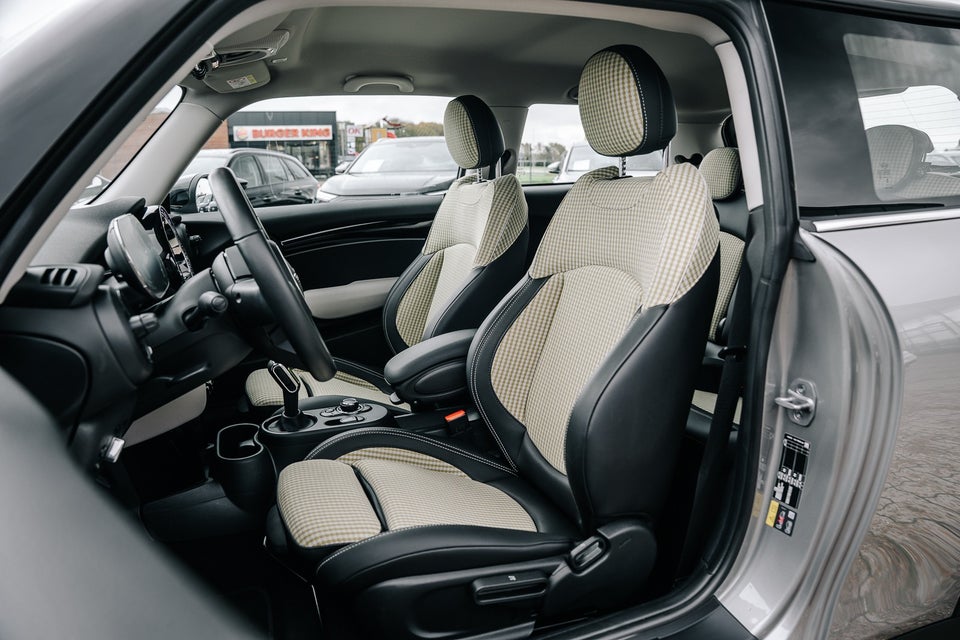 MINI Cooper SE Essential 3d