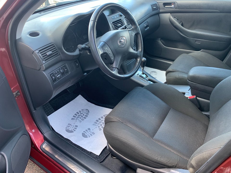 Toyota Avensis 2,0 Sol aut. 5d