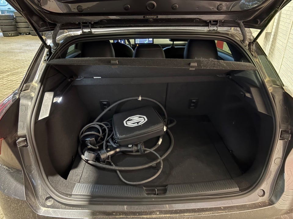 MG 4 77 Luxury Extended Range 5d