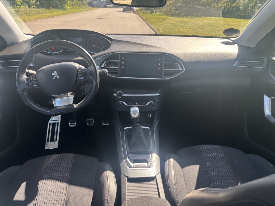 Peugeot 308 1,2 e-THP 130 Allure Sky 5d