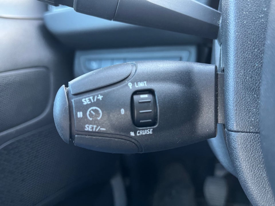 Peugeot 208 1,2 PureTech 82 Allure Sky 5d