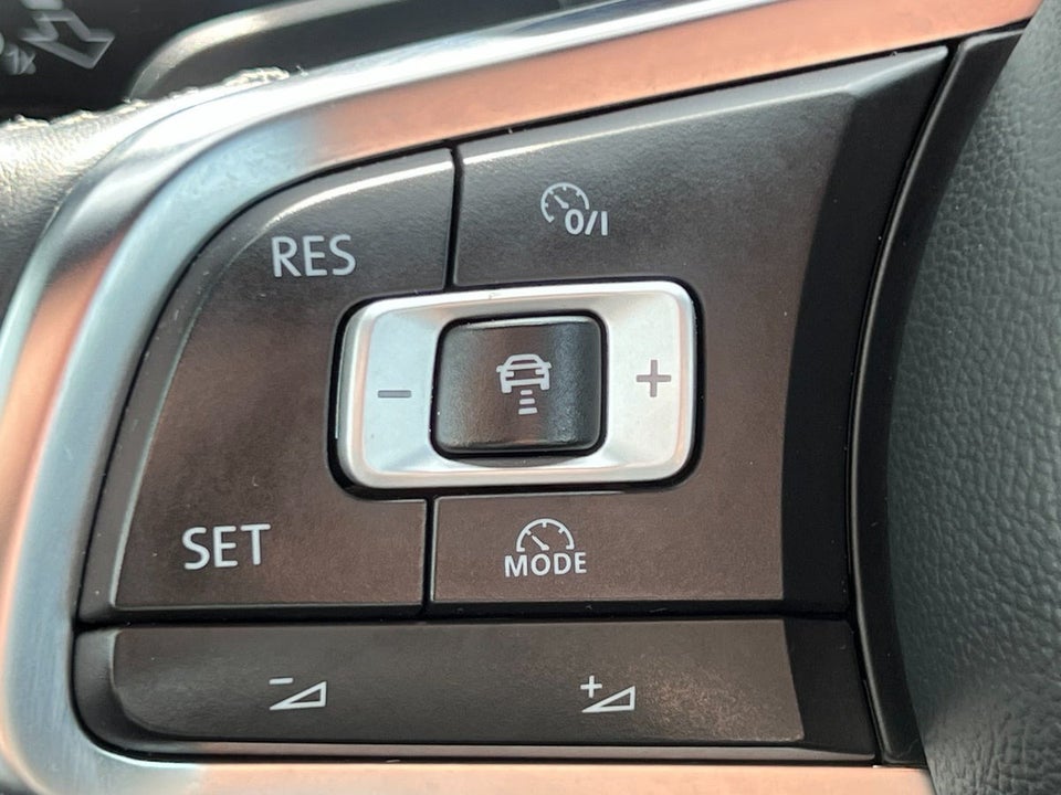 VW Golf VII 2,0 TDi 150 R-line Variant DSG BMT 5d