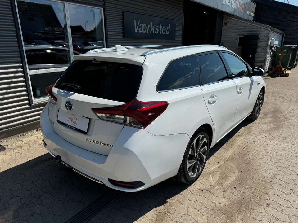 Toyota Auris 1,8 Hybrid H2 Style Skyview CVT 5d