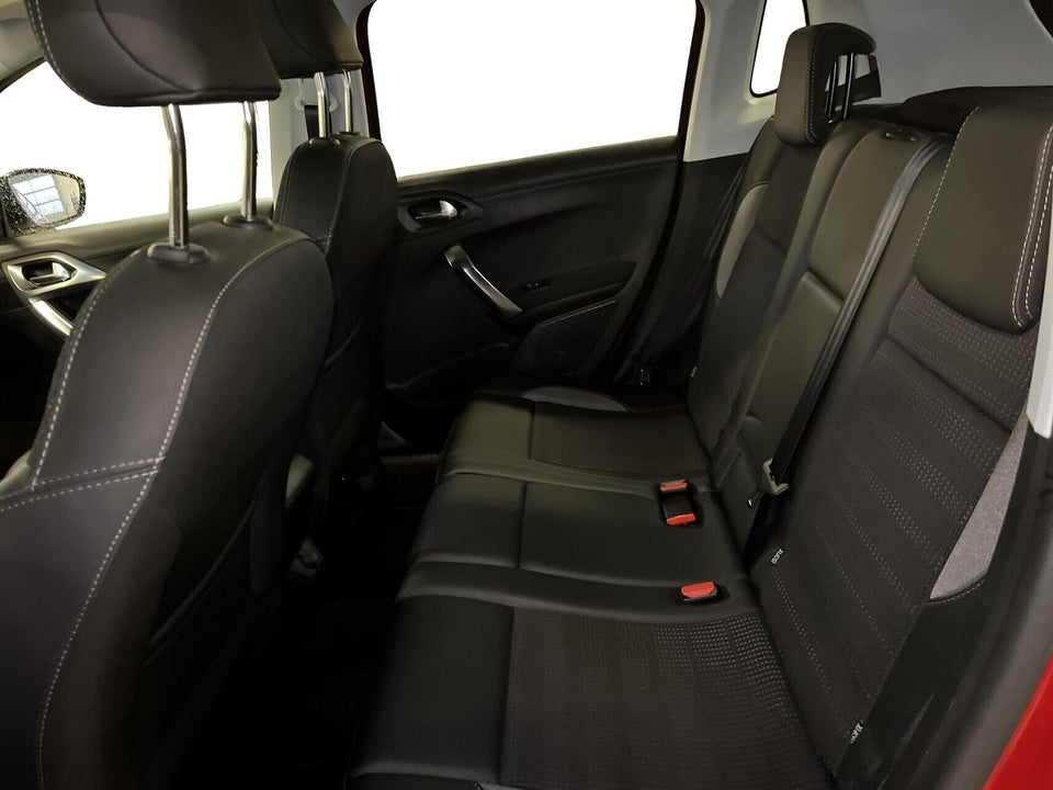 Peugeot 2008 1,2 PureTech 130 Allure Sky 5d