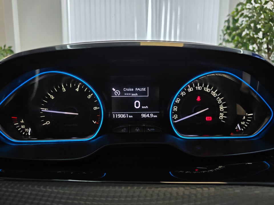 Peugeot 2008 1,2 e-THP 110 Desire Sky 5d