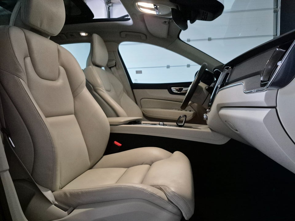 Volvo XC60 2,0 T6 ReCharge Plus Dark aut. AWD 5d