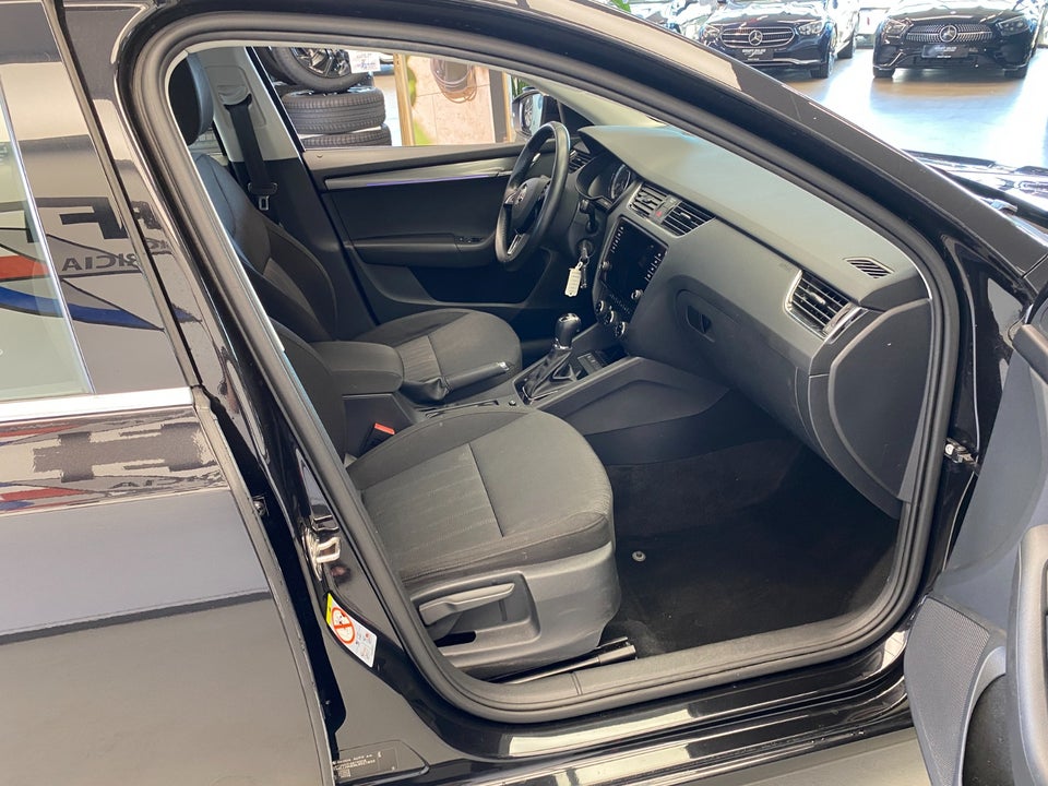 Skoda Octavia 2,0 TDi 150 Business Line+ Celebration Combi DSG 5d