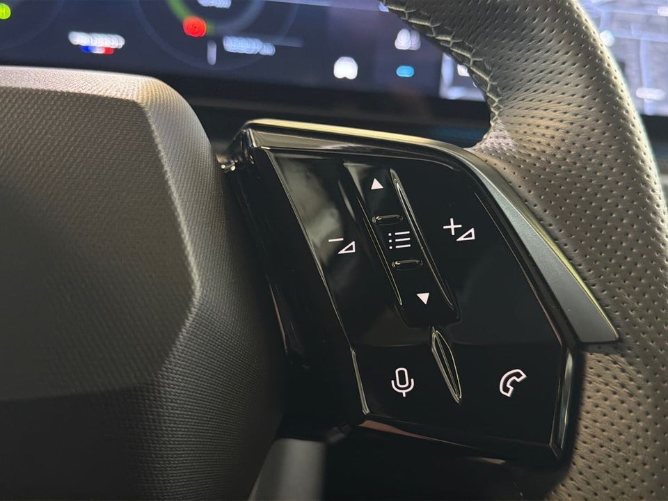 Peugeot e-3008 77 GT Pack 5d