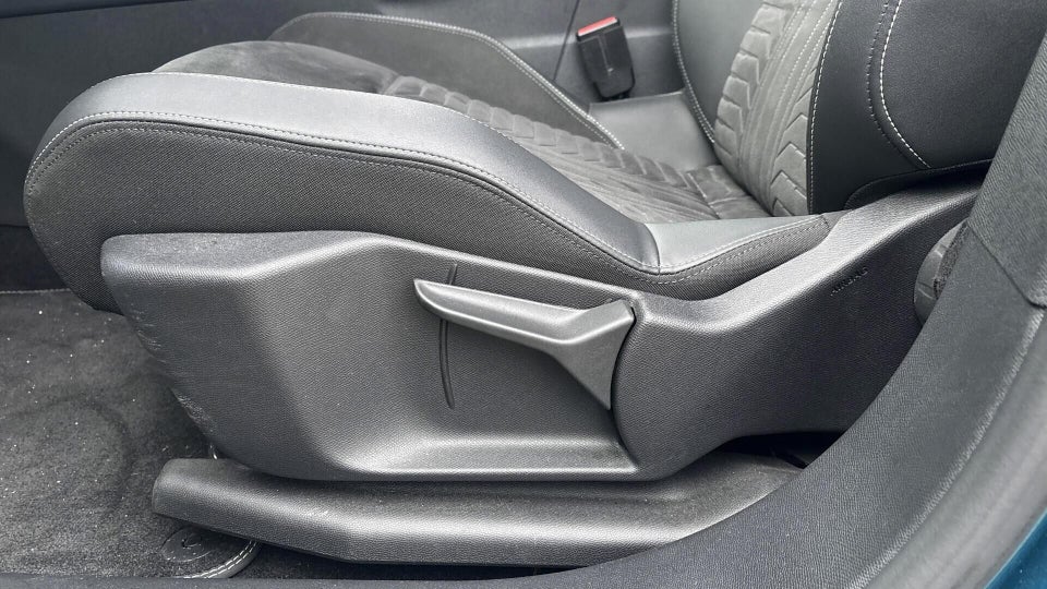 Peugeot e-3008 77 GT Pack 5d