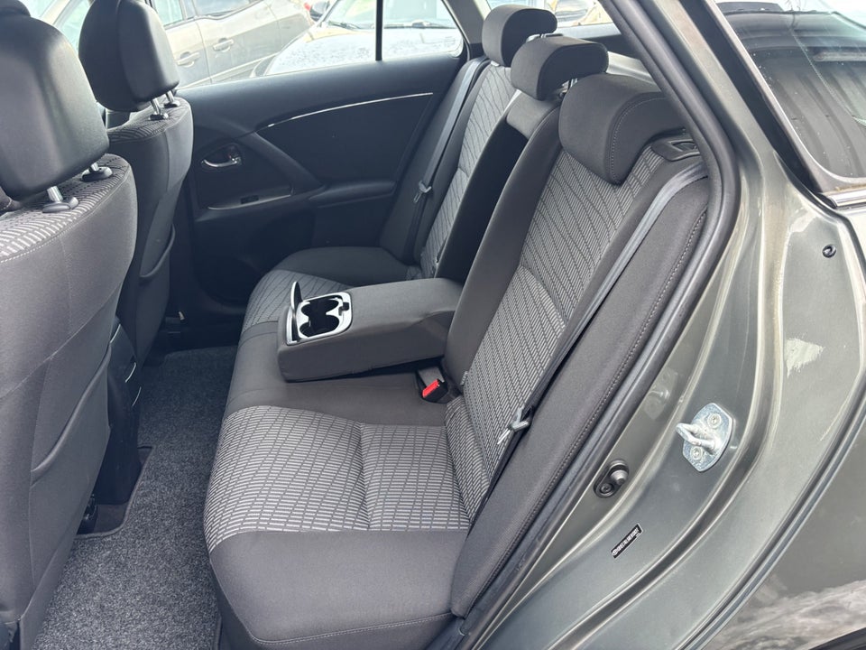 Toyota Avensis 1,6 VVT-i T1 stc. 5d