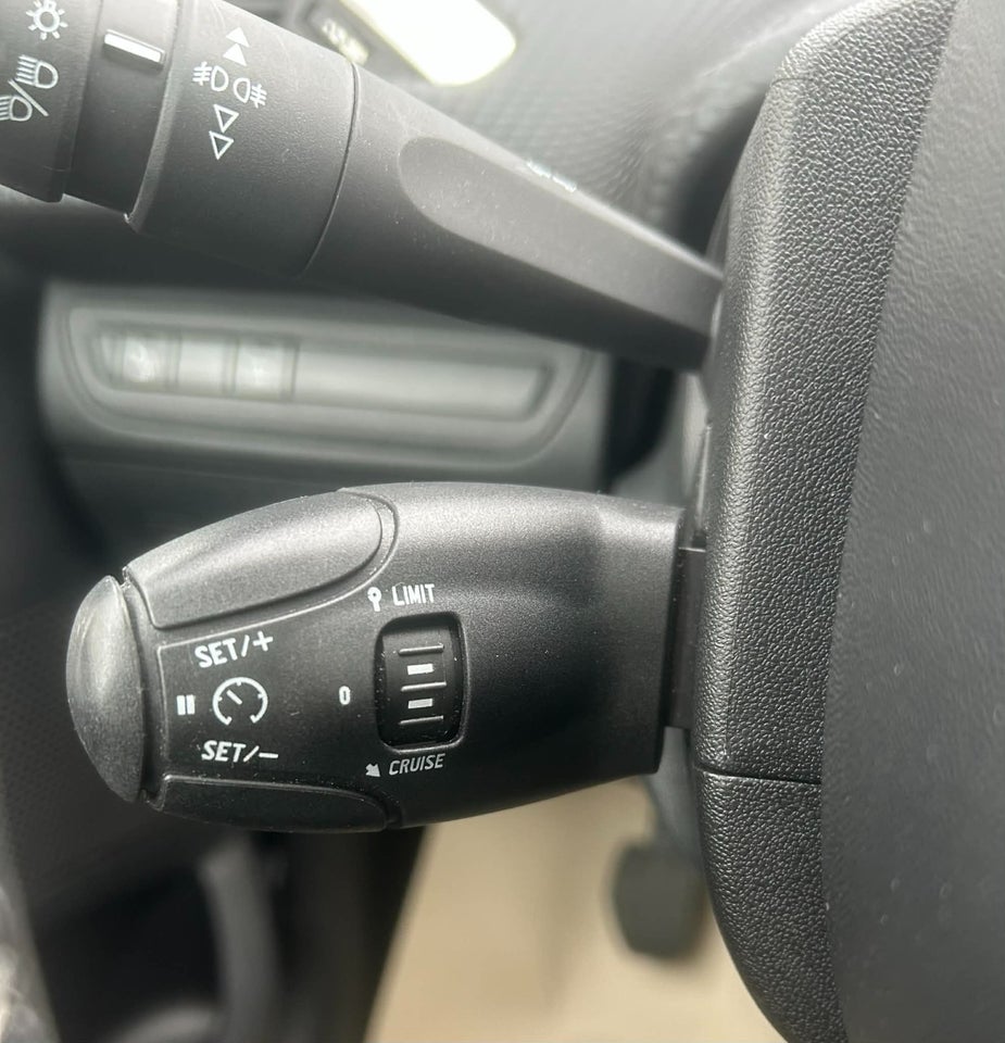 Peugeot 2008 1,2 PureTech 82 Selection Sky 5d