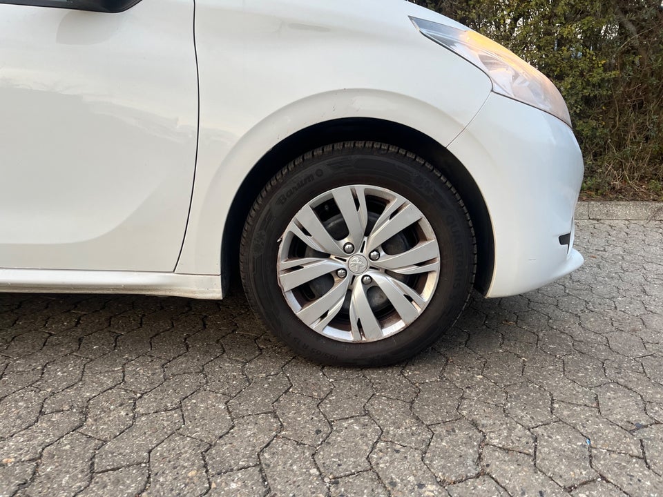Peugeot 208 1,2 VTi Allure 5d