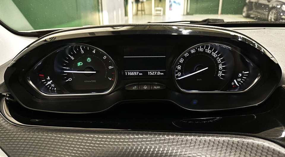 Peugeot 2008 1,2 e-THP 110 Allure Sky 5d